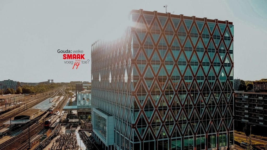 Dronefoto van het Huis van de Stad met links het logo Gouda: welke smaak voeg jij toe?